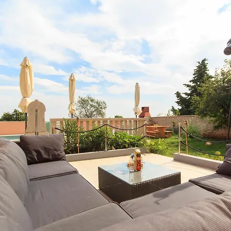 Holiday home Haus In Mit Pool Und Bergblick Vinkuran