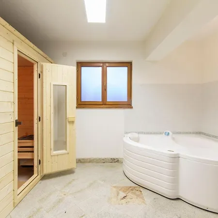 Haus In Mit Pool Und Bergblick Vinkuran