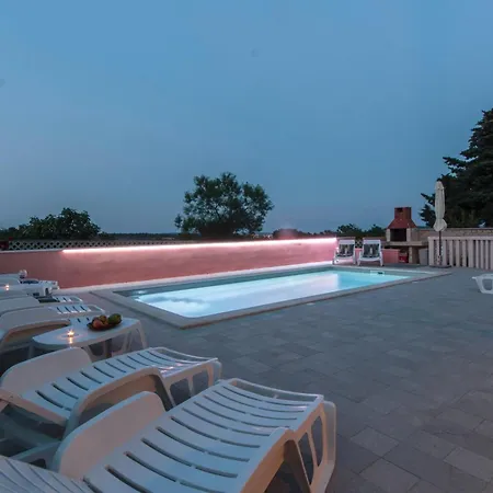 Haus In Mit Pool Und Bergblick Holiday home Vinkuran
