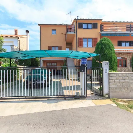 Holiday home Haus In Mit Pool Und Bergblick Vinkuran