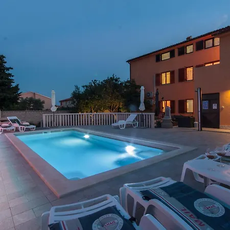 Haus In Mit Pool Und Bergblick Vinkuran