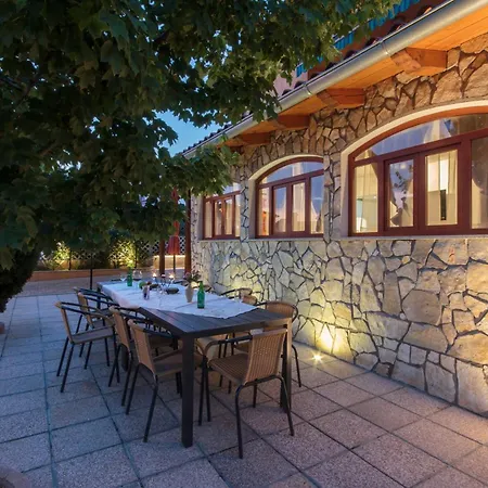 Holiday home Haus In Mit Pool Und Bergblick Vinkuran
