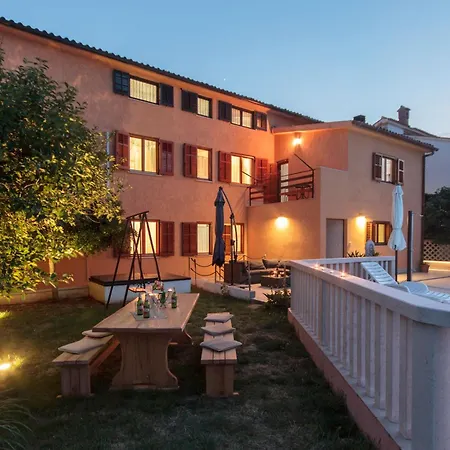 Haus In Mit Pool Und Bergblick * Vinkuran