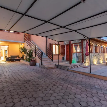 Haus In Mit Pool Und Bergblick