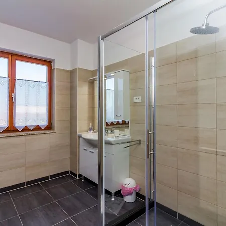 Haus In Mit Pool Und Bergblick Casa vacanze Vinkuran