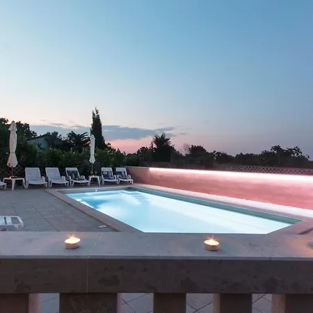 Haus In Mit Pool Und Bergblick